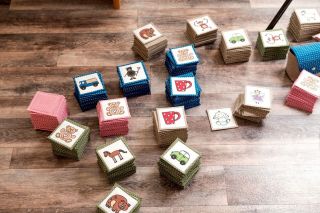 ✨ Milé děti, víte, kdo nám letos tajně pomáhá? ✨ To Ježíšek si od nás půjčil kouzelnou jehlu, aby mohl pod stromeček...