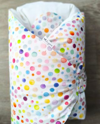 🌈 Pestrobarevná radost pro miminka – Akvarely 🎨 Miminko v bezpečí, klidu a pohodlí – přesně to, co péřová zavinovačka...